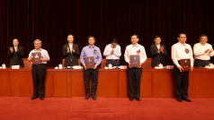 吳學奎教授(右二) 在北京舉行的頒獎禮上，獲頒發第十二屆「光華工程科技獎」。